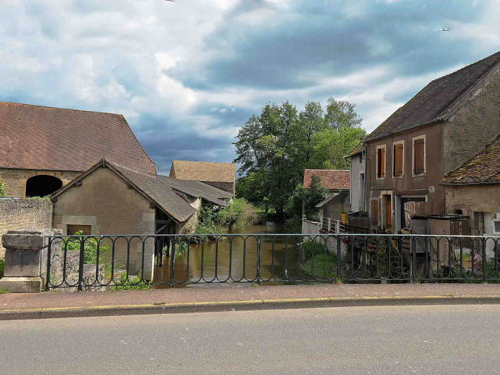 Pont et lavoir sur l'Anguison - Corbigny