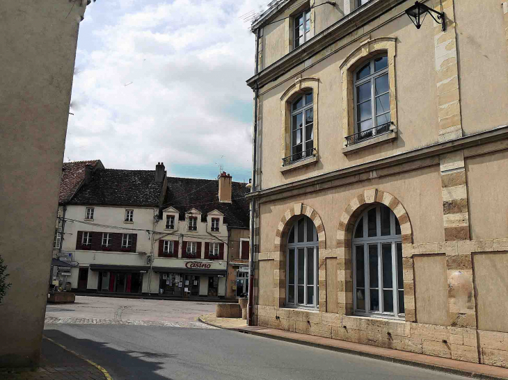 Vers l'hôtel de ville - Corbigny