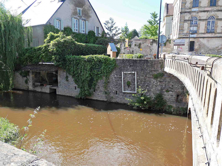 Le pont sur l'Anguison vers l'abbaye - Corbigny