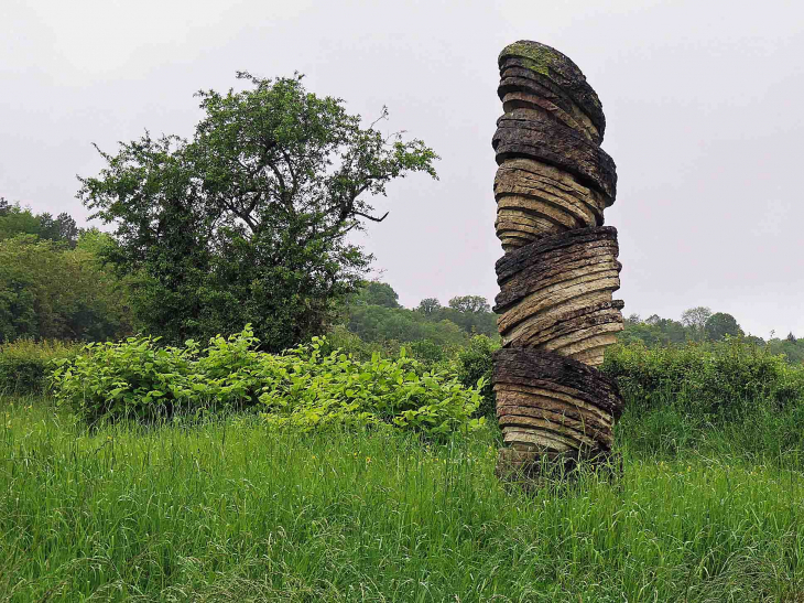 Sculpture sur pierre sur le thème su flotage du bois - Corvol-d'Embernard