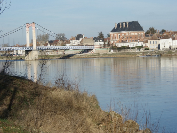 Le pont routier reliant la Nièvre au Cher. - Cosne-Cours-sur-Loire