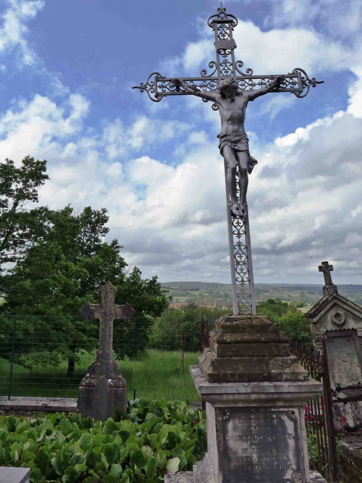 Croix de mission dans le cimetière - Dompierre-sur-Héry