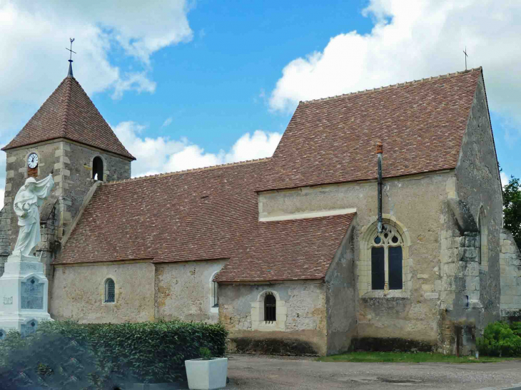 Le monument aux morts devant l'église - Flez-Cuzy