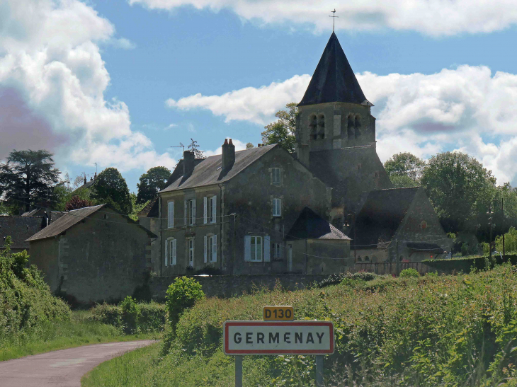 L'église à l'entrée du village - Germenay