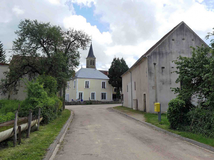 Dans le village vers l'église - Grenois