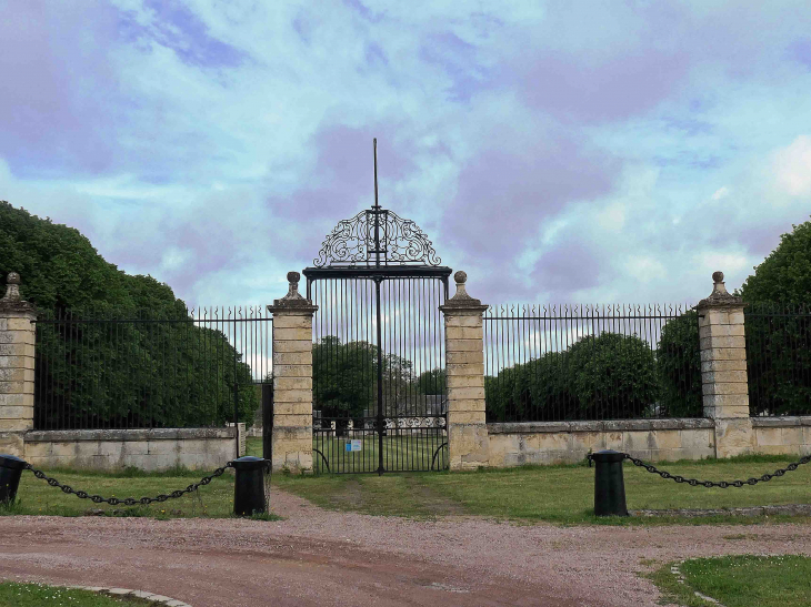 Le château Babaud de la Chaussade - Guérigny