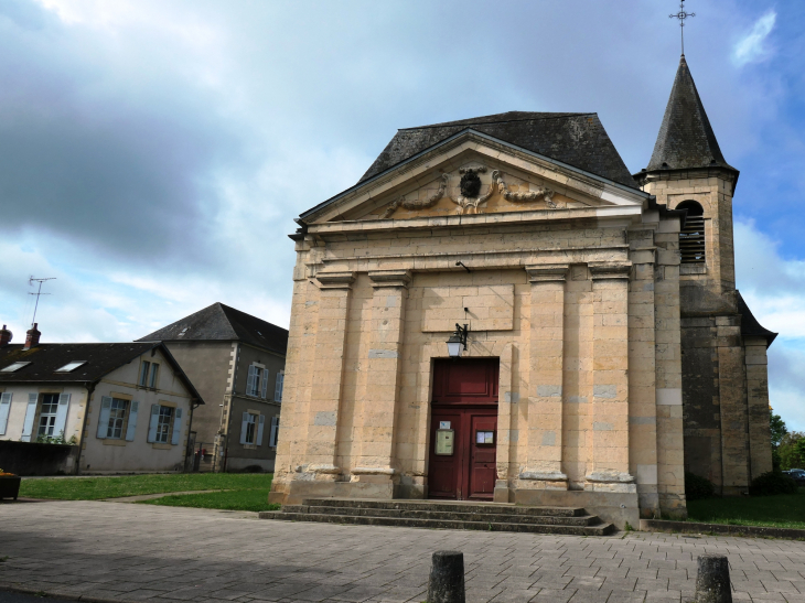 L''entrée de l'église - Guérigny