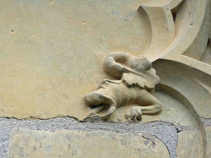 Sculptures d'animaux fantastiques sur le tympan de l'église - Héry