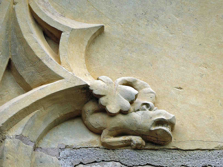 Sculptures d'animaux fantastiques sur le tympan de l'église - Héry