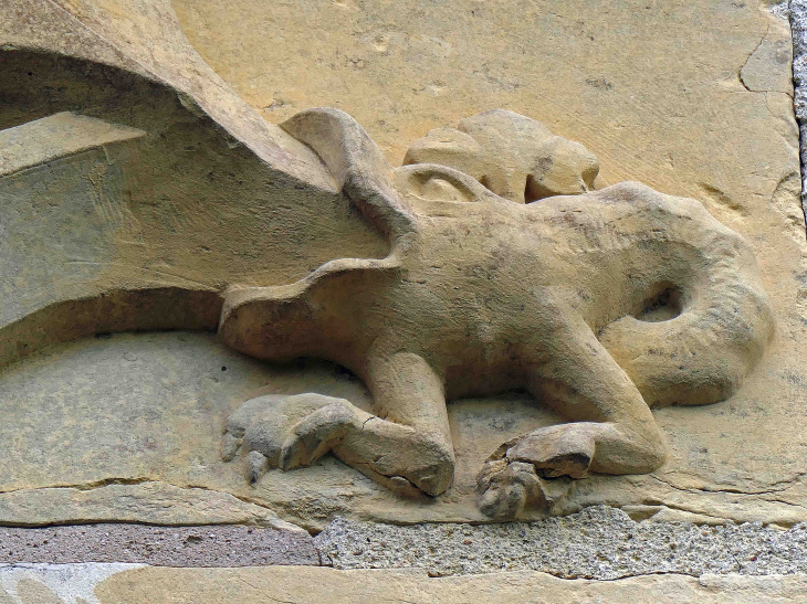 Sculptures d'animaux fantastiques sur le tympan de l'église - Héry