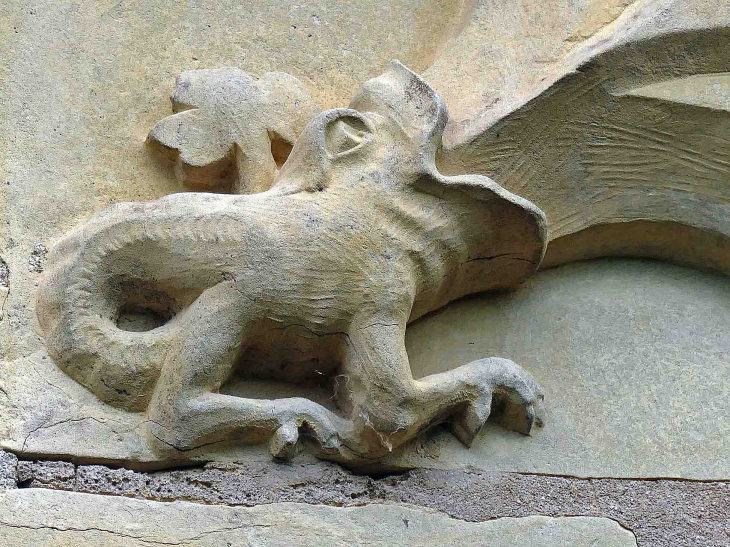 Sculptures d'animaux fantastiques sur le tympan de l'église - Héry