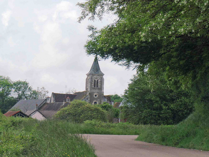 Vue sur le village et l'église - La Celle-sur-Nièvre