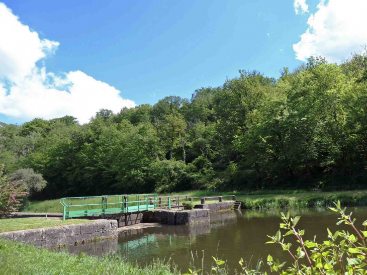 écluse sur le canal du Nivernais - La Collancelle