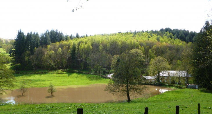 Quand-l-etang-se-reforme-apres-une-grosse-pluie-dans-le-grand-pre-de-machefer-au-dessus-du-moulin - Larochemillay