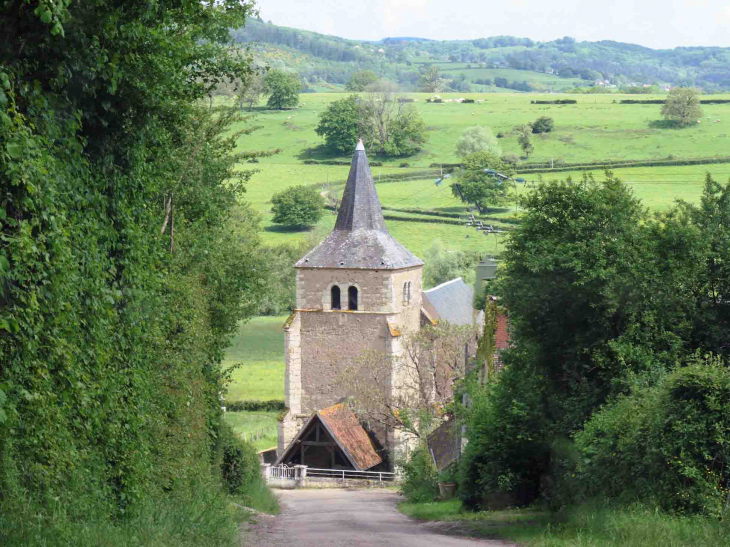 L'église dans le creux du vallon - Magny-Lormes