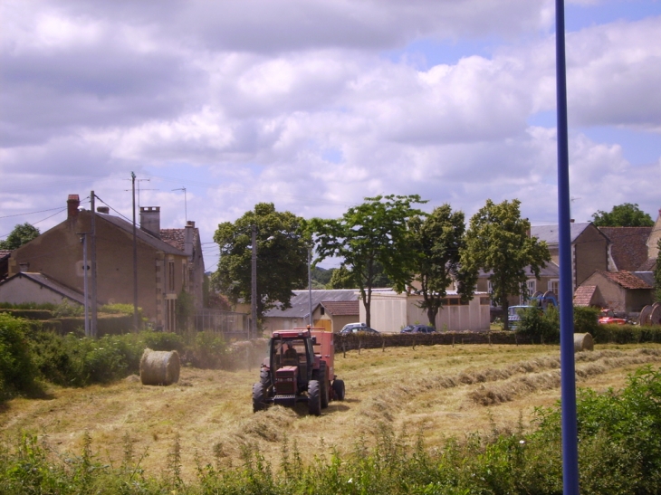 Les Foins à Monceaux Le Comte - Monceaux-le-Comte