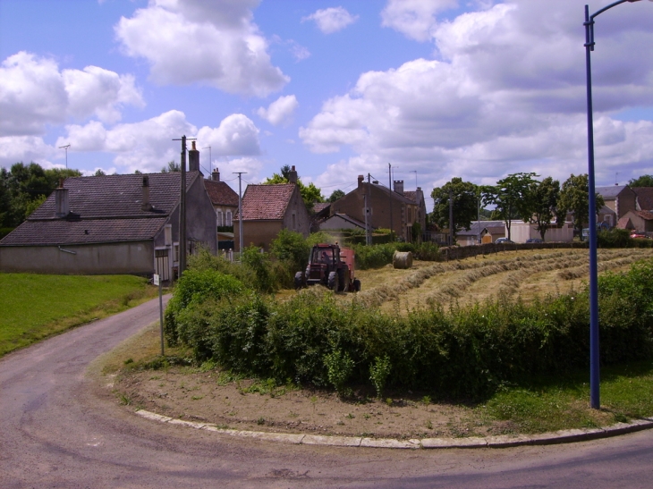 Les Foins à Monceaux Le Comte - Monceaux-le-Comte