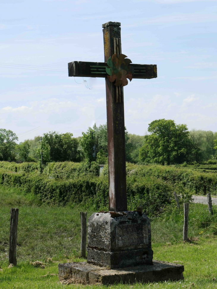 La croix - Monceaux-le-Comte