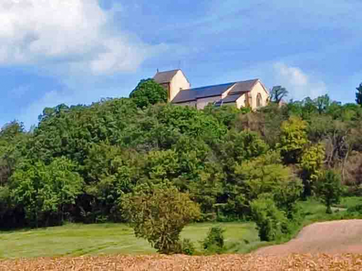 Vue sur le Mont Sabot et sa chapelle - Neuffontaines