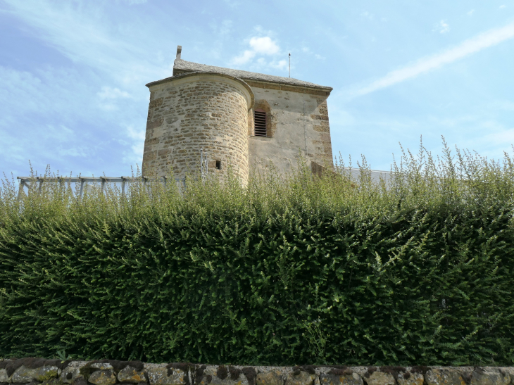 Vue sur le Mont Sabot et sa chapelle - Neuffontaines