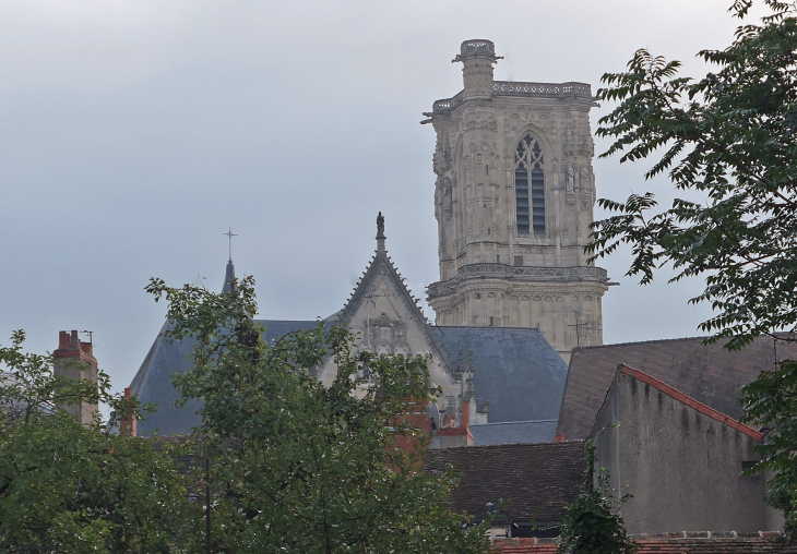 La cathédrale Saint Cyr et Sainte Juilitte : la tour carrée Gohier - Nevers