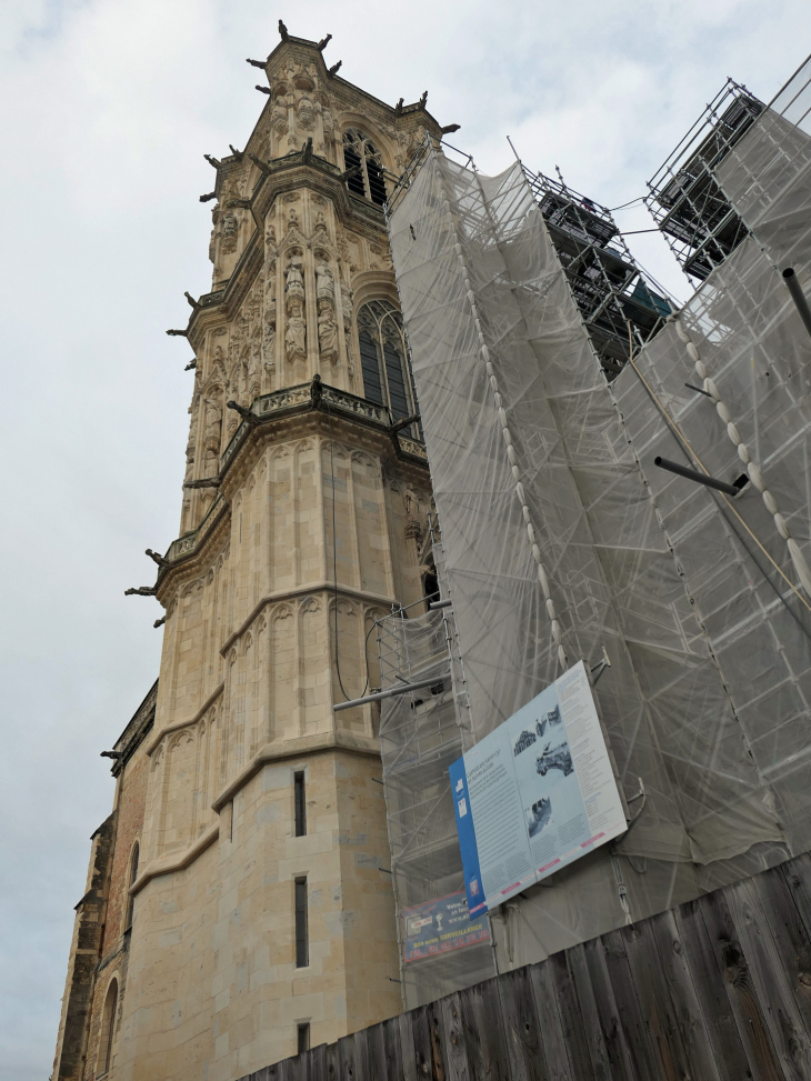 La cathédrale Saint Cyr et Sainte Juilitte : la tour carrée Gohier - Nevers