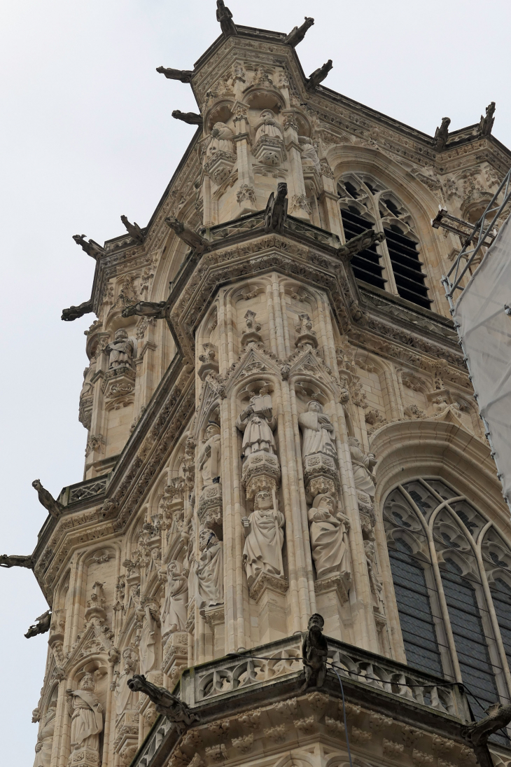 La cathédrale Saint Cyr et Sainte Juilitte : la tour carrée Gohier - Nevers