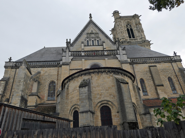 La cathédrale Saint Cyr et Sainte Juilitte : l'abside romane - Nevers