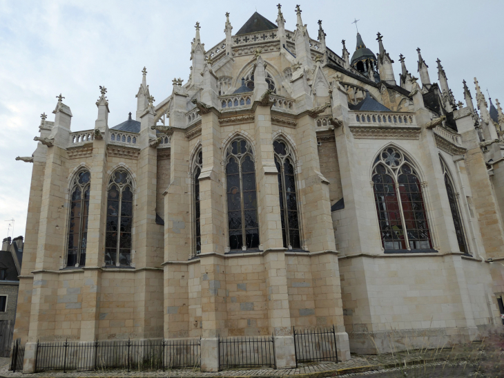 La cathédrale Saint Cyr et Sainte Juilitte : le chevet gothique - Nevers