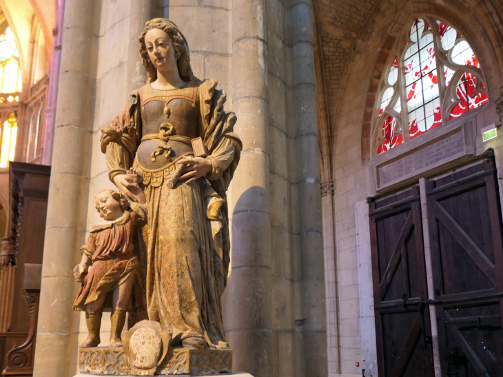 Statue de Saint Cyr et Sainte Julitte dans la cathédrale - Nevers