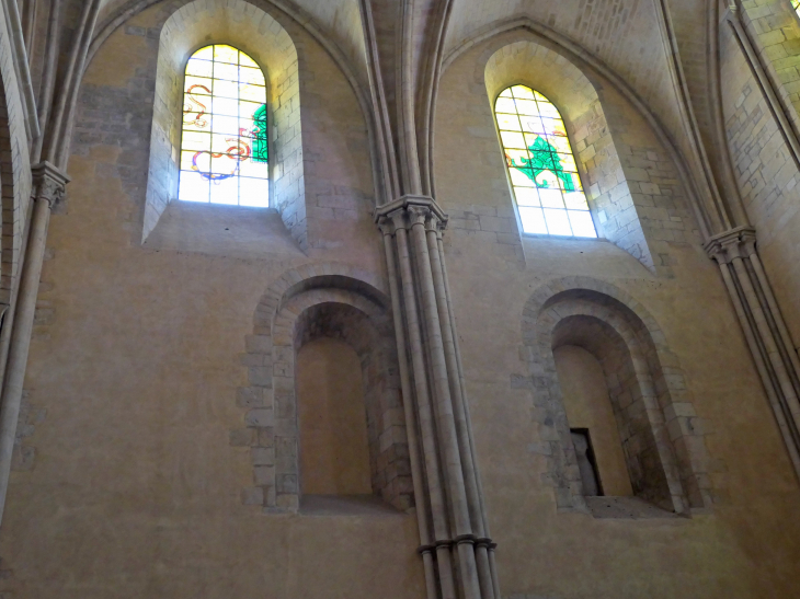 La cathédrale Saint Cyr et Sainte Juilitte : vitraux contemporains - Nevers