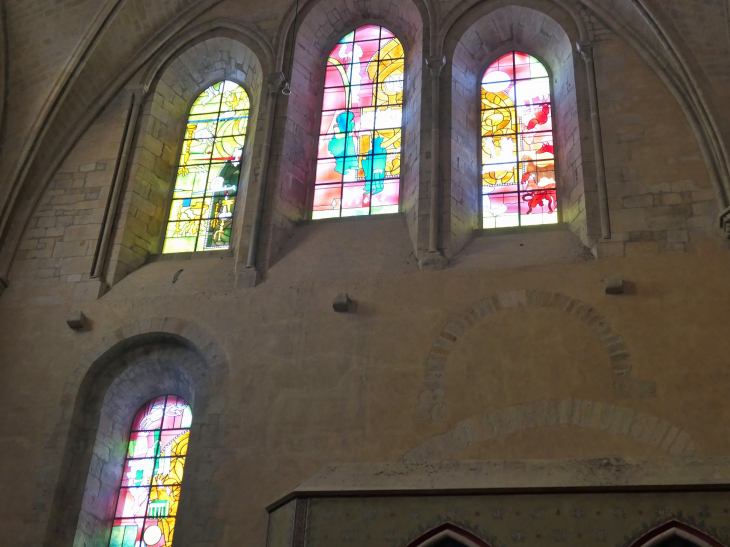 La cathédrale Saint Cyr et Sainte Juilitte : vitraux contemporains - Nevers