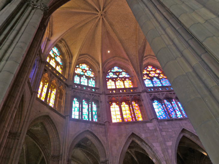La cathédrale Saint Cyr et Sainte Juilitte : vitraux contemporains - Nevers