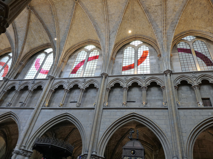 La cathédrale Saint Cyr et Sainte Juilitte : vitraux contemporains - Nevers