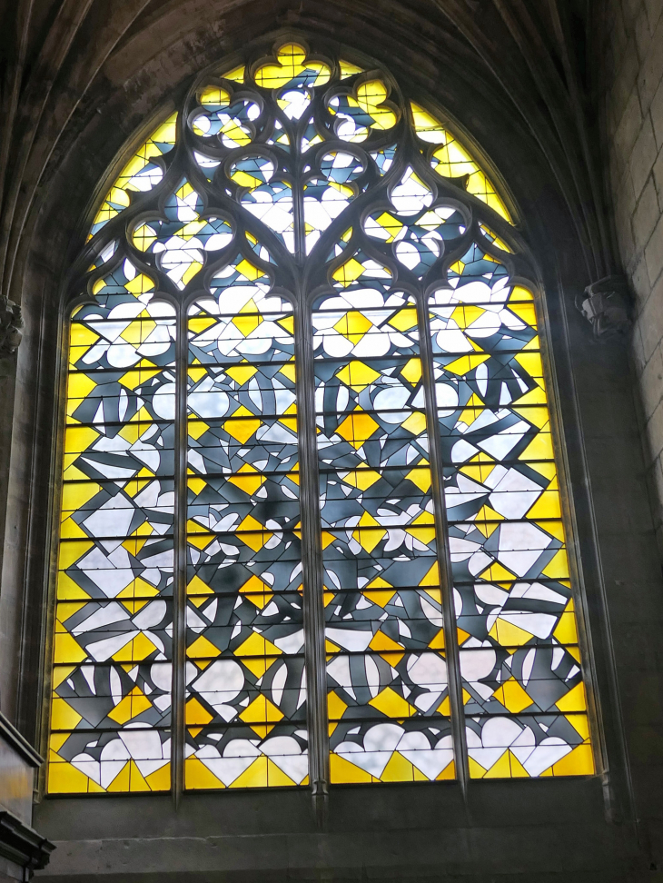 La cathédrale Saint Cyr et Sainte Juilitte : vitraux contemporains - Nevers