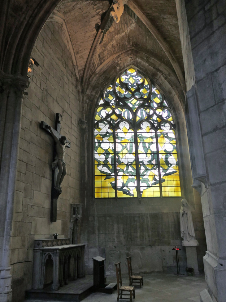 La cathédrale Saint Cyr et Sainte Juilitte : vitraux contemporains - Nevers