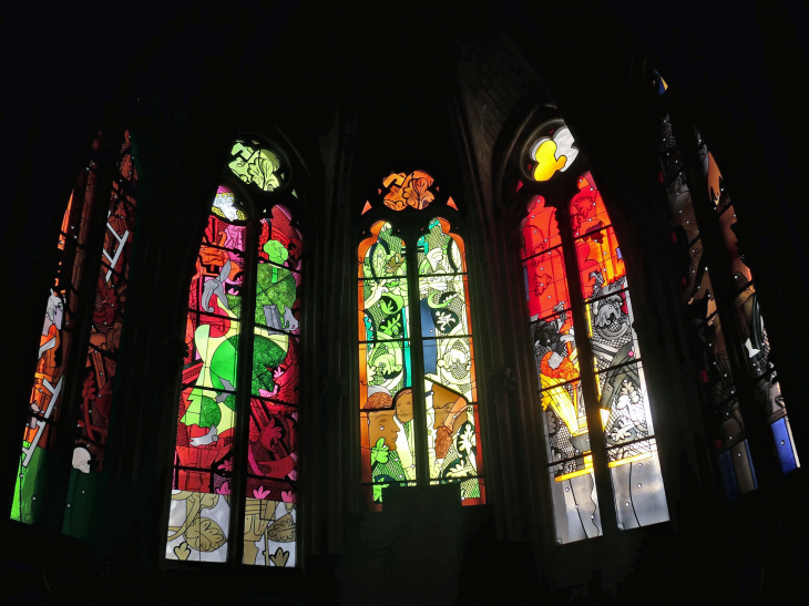 La cathédrale Saint Cyr et Sainte Juilitte : vitraux contemporains - Nevers