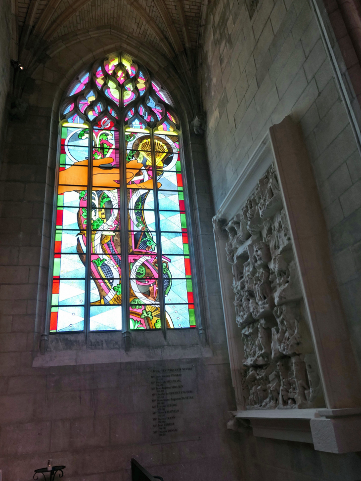 La cathédrale Saint Cyr et Sainte Juilitte : vitraux contemporains - Nevers