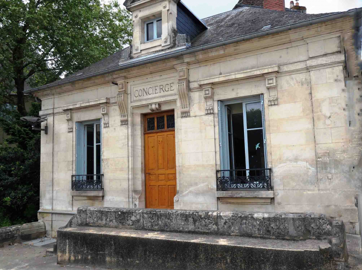 Centre culturel Jean Jaurès ancien couvent des Ursulines: pavillon d'entrée - Nevers