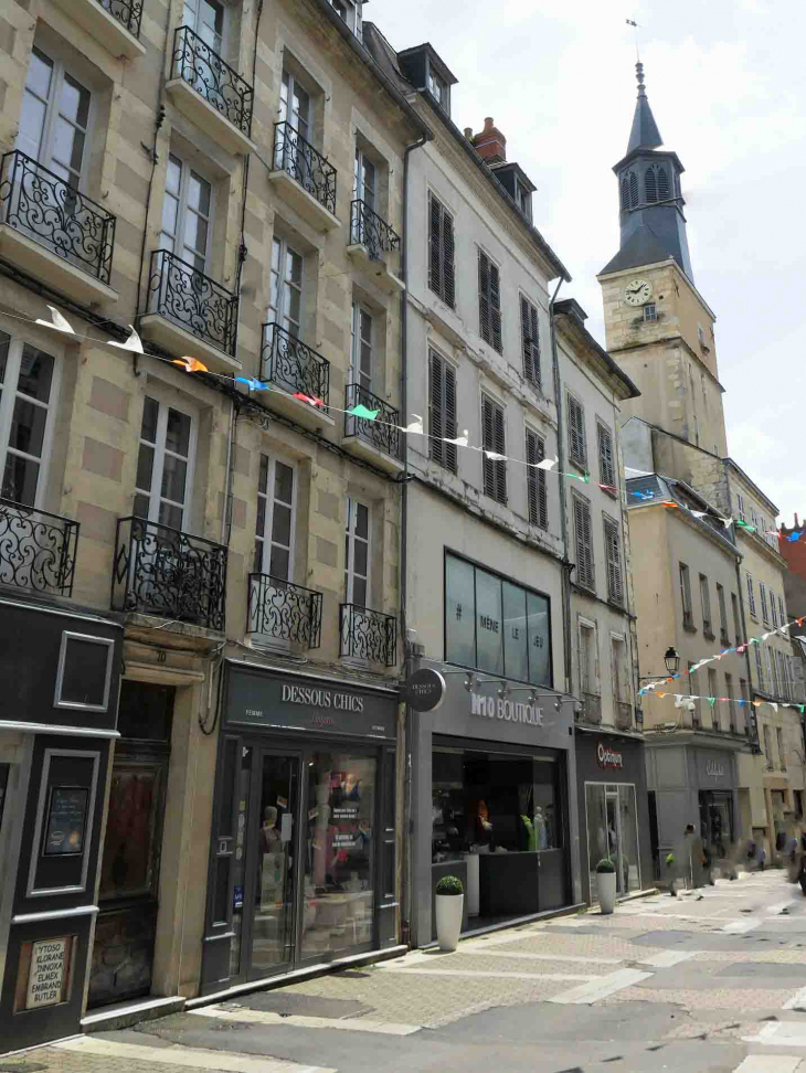 Rue François Mitterrand vers l'église Saint Pierre - Nevers