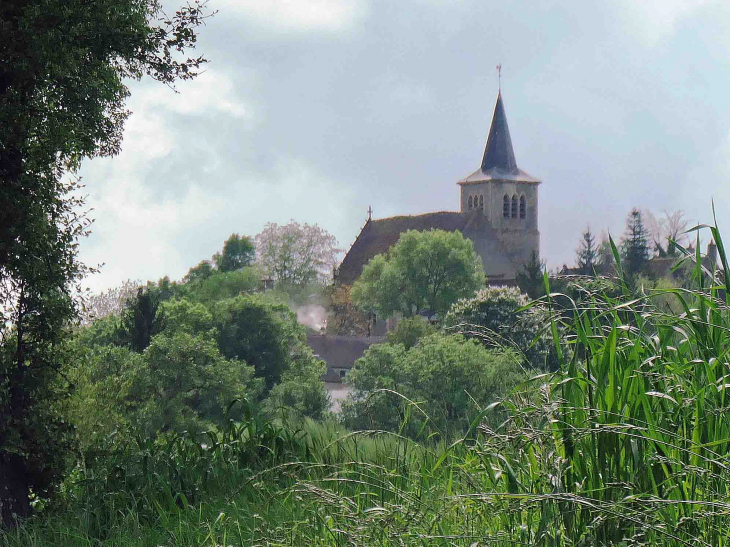 Vue sur l'église dominant le village - Nolay