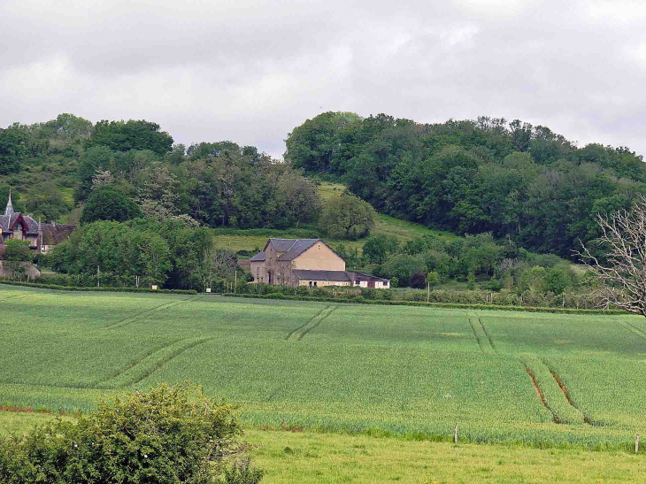 Vue sur le village et l'église - Pazy