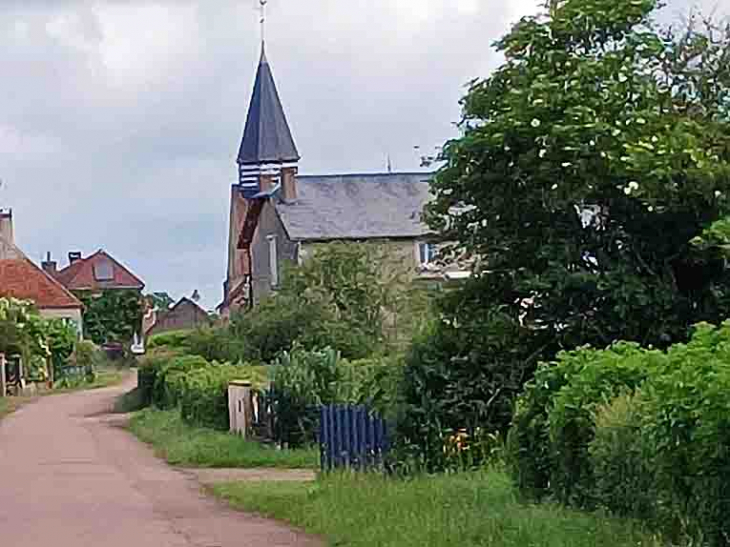 L'église dans le village - Pazy