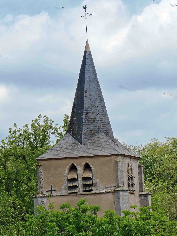 Vue sur le clocher de l'église - Pouques-Lormes