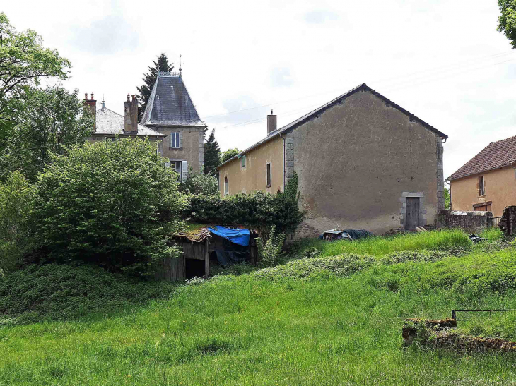 Ferme et maison du village - Pouques-Lormes