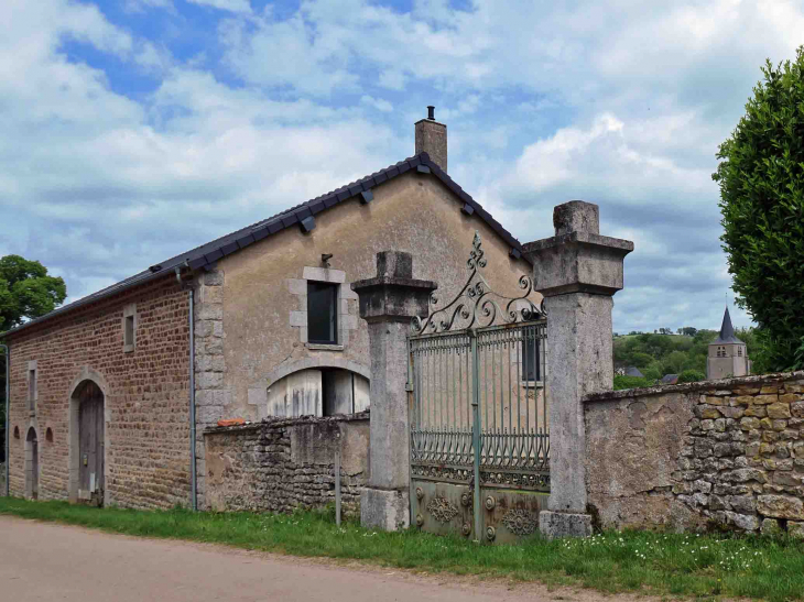 Maison du village et vue sur l'église - Pouques-Lormes