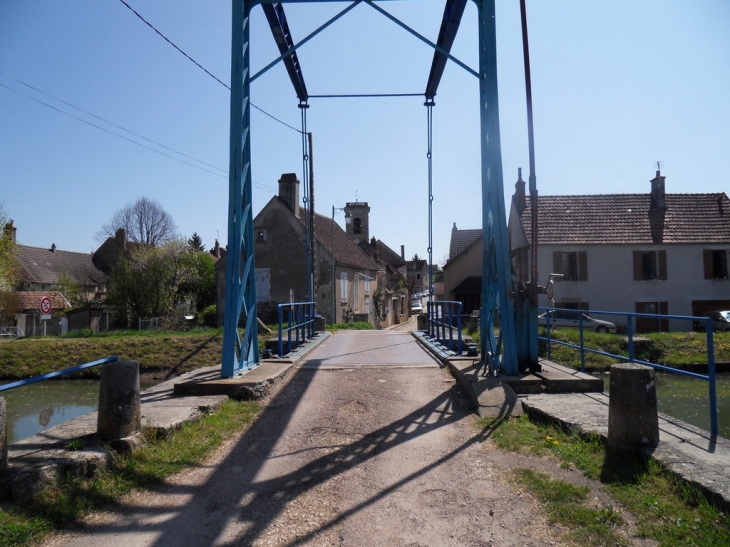 Pont-levis sur le canal - Pousseaux