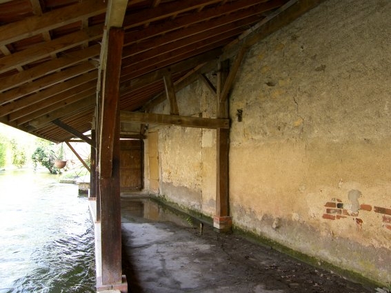 Le lavoir se trouve sur le canal du Nivernais - Pousseaux