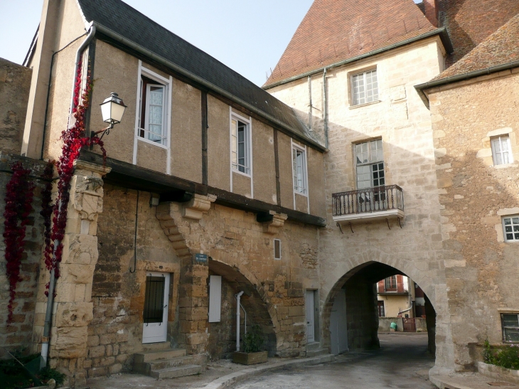 Porte fortifiée côté cour du chateau - Prémery