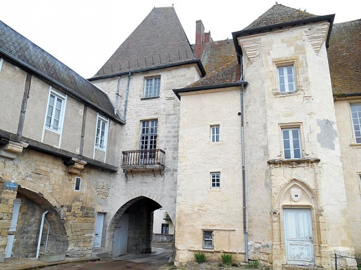 Le château côté cour - Prémery